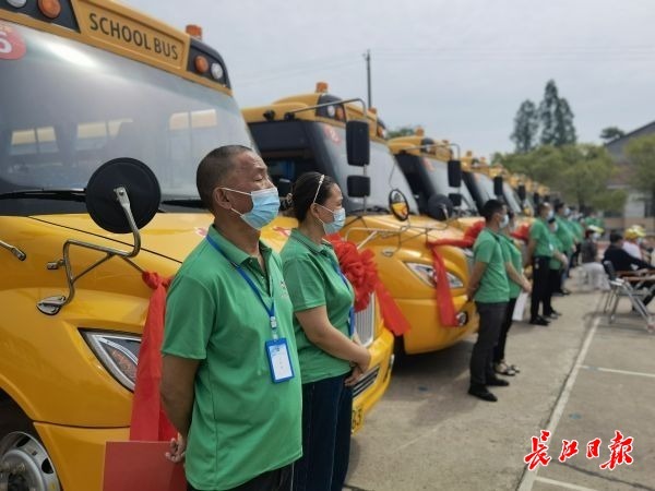 19輛“大鼻子”校車開進(jìn)偏遠(yuǎn)學(xué)校 19輛“大鼻子”校車開進(jìn)偏遠(yuǎn)學(xué)校