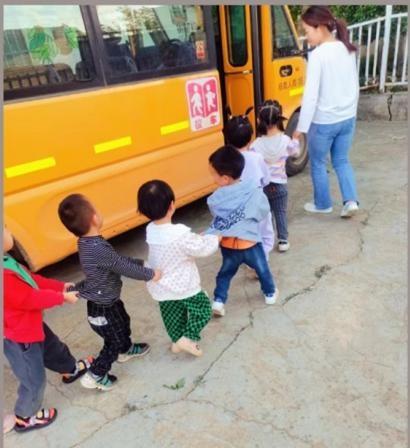 唐河臨港街道劉莊童星幼兒園開展校車安全演練活動/ 唐河臨港街道劉莊童星幼兒園開展校車安全演練活動