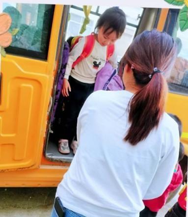 唐河臨港街道劉莊童星幼兒園開展校車安全演練活動/ 唐河臨港街道劉莊童星幼兒園開展校車安全演練活動