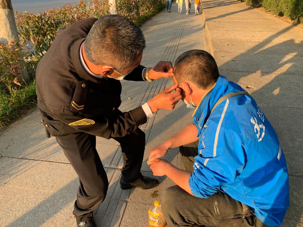 路遇外賣員摔倒 黃島校車駕駛員出手相助