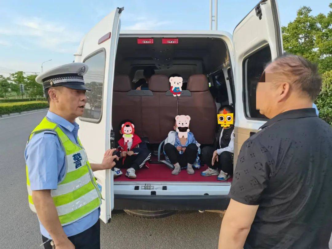 六安一“黑校車”嚴重超員! 六安一“黑校車”嚴重超員!