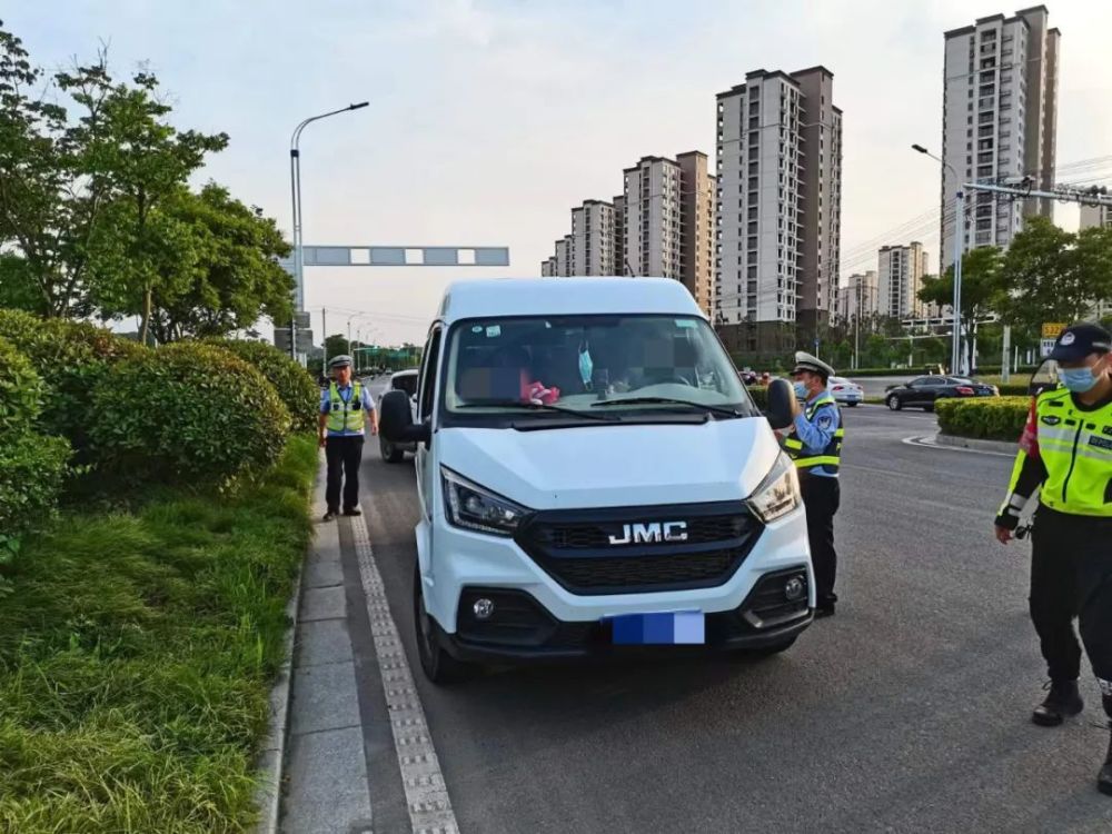 “黑校車”嚴重超員 金寨公安交警嚴懲不貸 “黑校車”嚴重超員 金寨公安交警嚴懲不貸