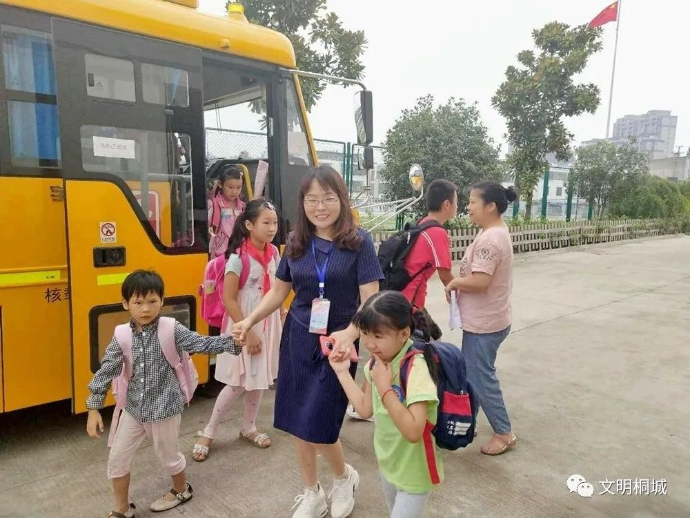 桐城:構建校車服務全網(wǎng)格 跑出民生幸福新指數(shù) 桐城:構建校車服務全網(wǎng)格 跑出民生幸福新指數(shù)