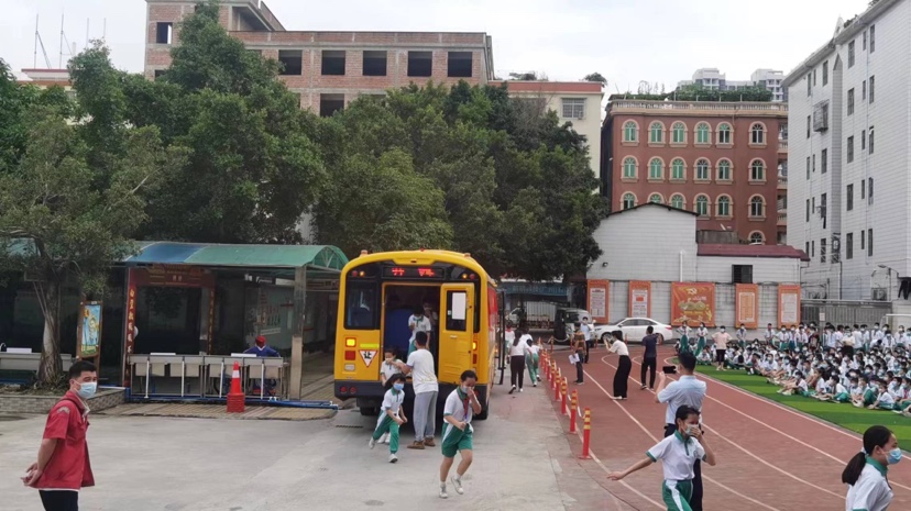 車輛冒煙、遇到事故怎么辦?校車應(yīng)急演練走進(jìn)校園 車輛冒煙、遇到事故怎么辦?校車應(yīng)急演練走進(jìn)校園