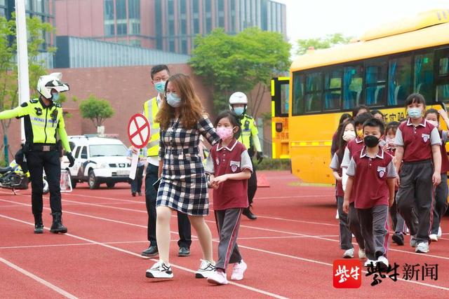 校車發生交通事故，并引發自燃？原是多部門聯合開展校車突發事故應急演練