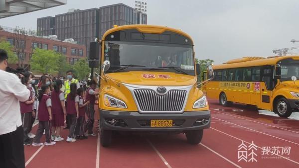 保障校車安全 南京江北新區警方走進校園應急演練