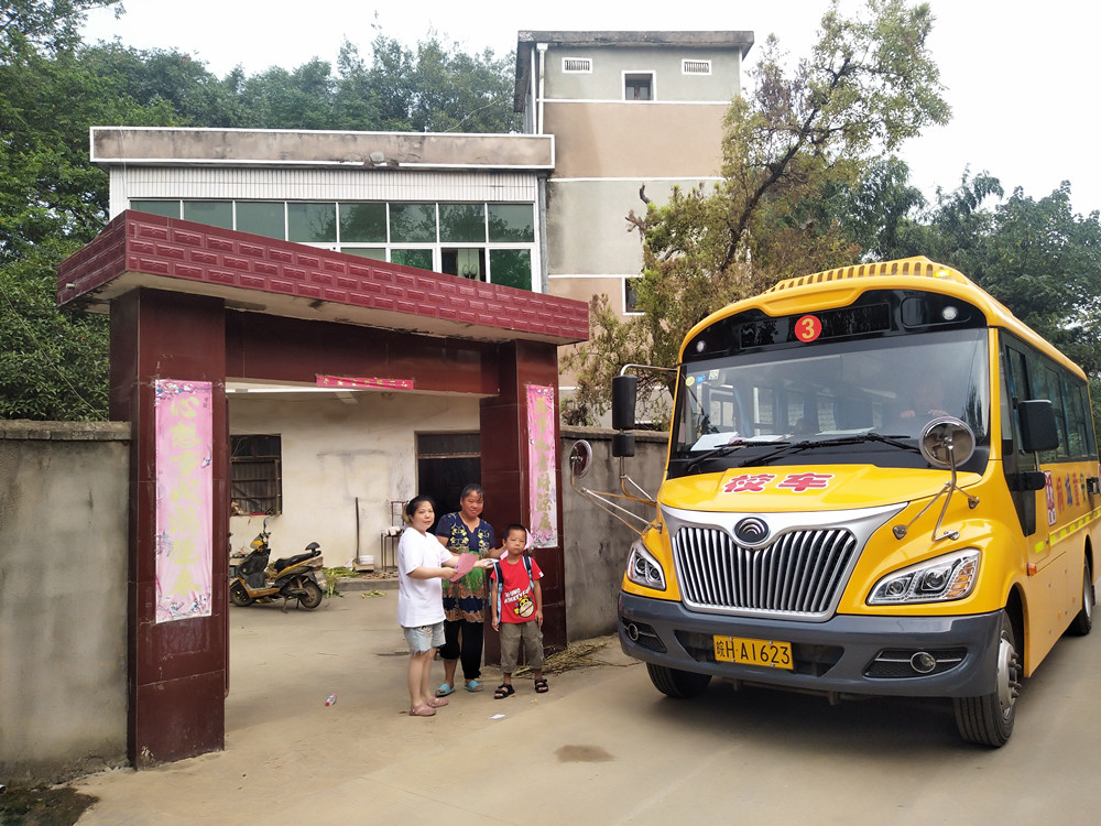 圖為校車開到學生家門口，家長們很放心