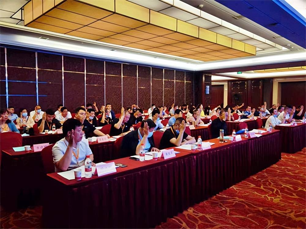 董建新當選連任湖北省校車運營行業協會會長