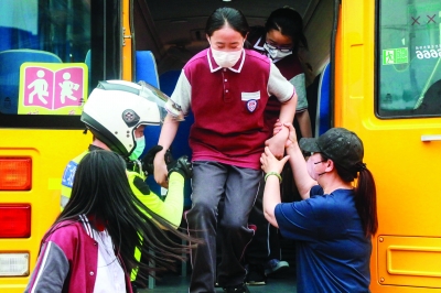 江北新區(qū)多部門聯(lián)合開展校車突發(fā)事故應急演練，交警正在轉移車內(nèi)師生。 通訊員 李欣 南京日報/紫金山新聞記者 王茸 攝 