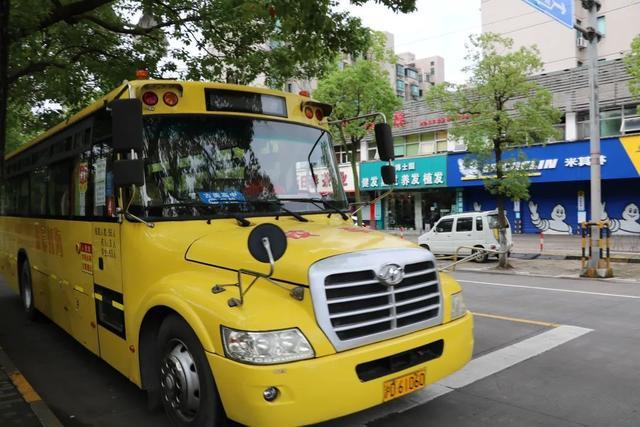 返校首日，閔行部分學(xué)校開出“臨時(shí)校車”，為有需要的師生提供往返接送服務(wù)