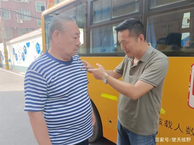 鄂州大興聯運推出“黨員示范車”，打造靚麗的城市風景線