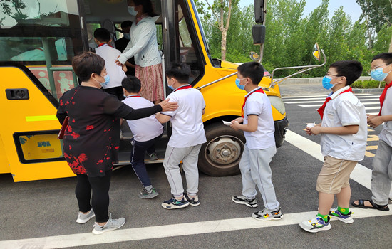 濟南高新區稼軒小學開展校車安全應急演練活動