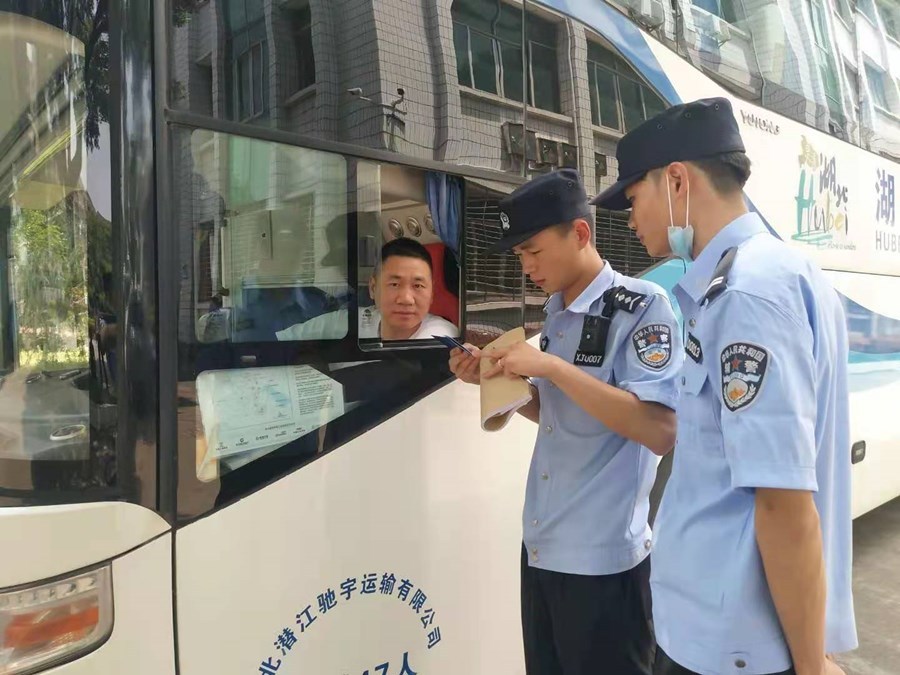 竹根灘派出所：“體檢”校車 護航高考