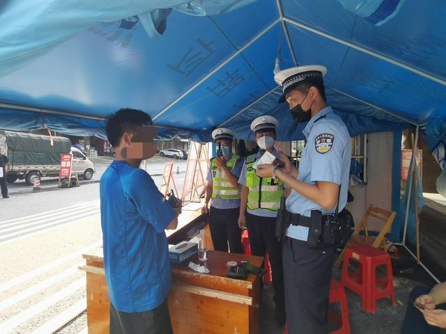 超載假校車被桂林龍勝交警查處/ 超載假校車被桂林龍勝交警查處