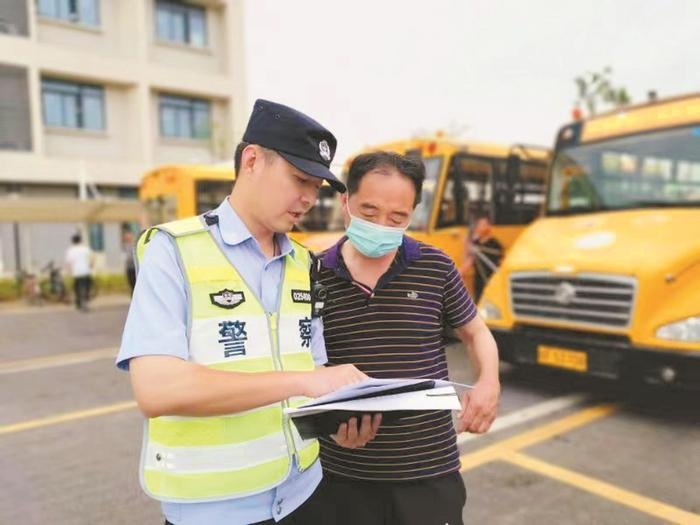 開展校車安全檢查 筑牢安全防線 開展校車安全檢查 筑牢安全防線