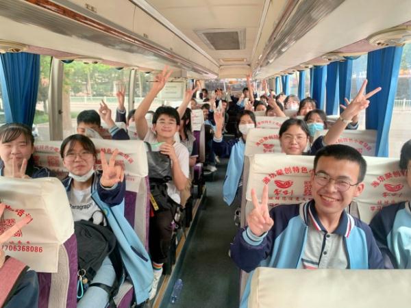 山東青州:考生慶祝中考結(jié)束 山東青州:考生慶祝中考結(jié)束