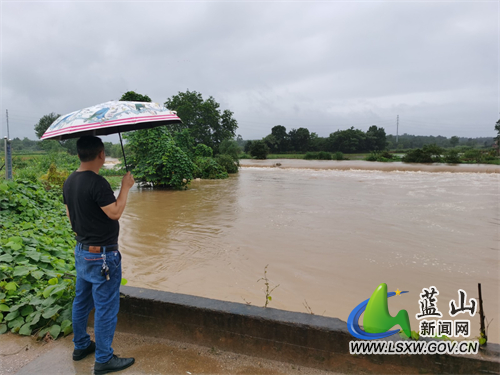 湘源學(xué)校召開(kāi)關(guān)于做好暴雨天氣校車(chē)安全工作專題會(huì)/ ac6a3f881e35f917b7971b87fc1a2a18.jpg