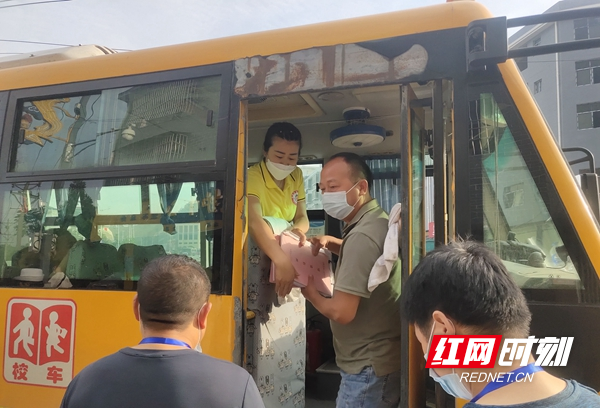全域文明創(chuàng)建在行動丨鳳凰縣:校車辦組織部門聯合開展校園周邊交通問題頑瘴痼疾整治行動 為學生出行保駕護航 微信圖片_20220615114704_副本.jpg