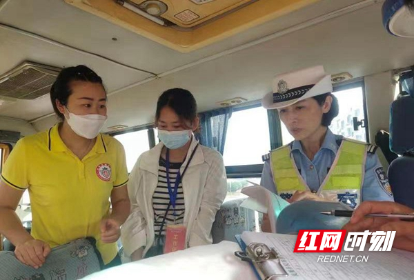 全域文明創(chuàng)建在行動丨鳳凰縣:校車辦組織部門聯合開展校園周邊交通問題頑瘴痼疾整治行動 為學生出行保駕護航 微信圖片_20220615114649_副本.jpg