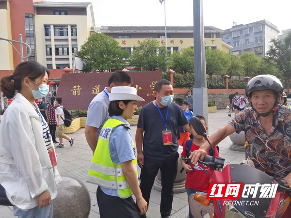 全域文明創(chuàng)建在行動丨鳳凰縣:校車辦組織部門聯合開展校園周邊交通問題頑瘴痼疾整治行動 為學生出行保駕護航 微信圖片_20220615114652.jpg