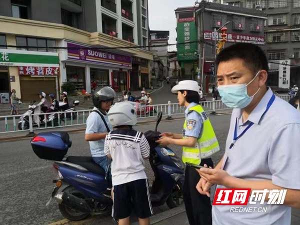 全域文明創(chuàng)建在行動丨鳳凰縣:校車辦組織部門聯合開展校園周邊交通問題頑瘴痼疾整治行動 為學生出行保駕護航 微信圖片_20220615114635.jpg