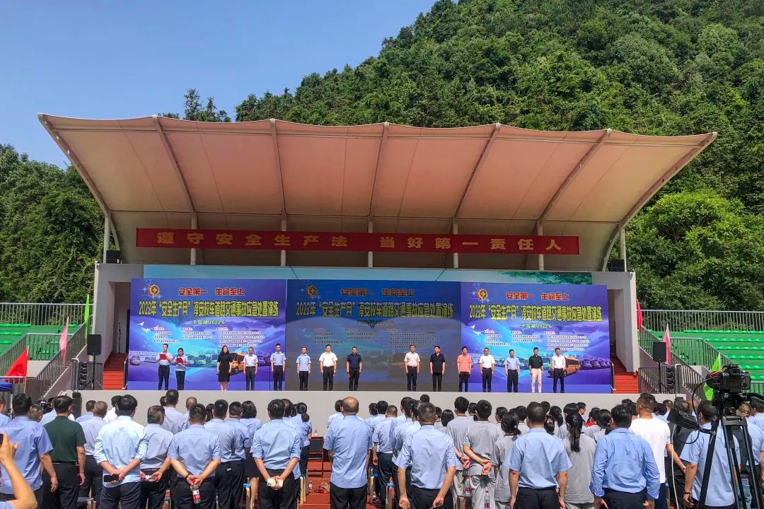 校車應急演練 筑牢安全防線 校車應急演練 筑牢安全防線