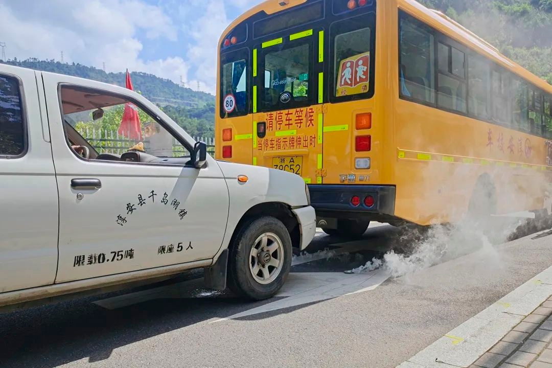 校車應急演練 筑牢安全防線 校車應急演練 筑牢安全防線
