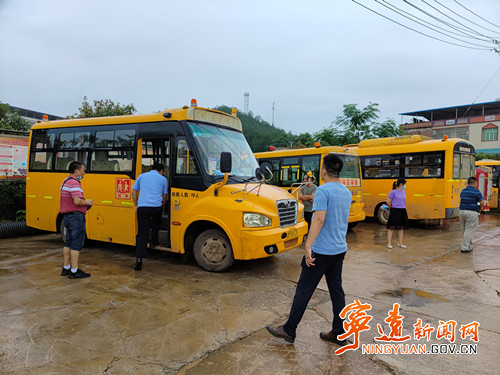 寧遠(yuǎn)：關(guān)注校車安全 呵護(hù)兒童成長(zhǎng)2_500.jpg