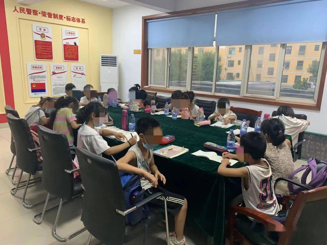 衡水1黑校車超載拉了一車孩子，連校車標牌都沒有！