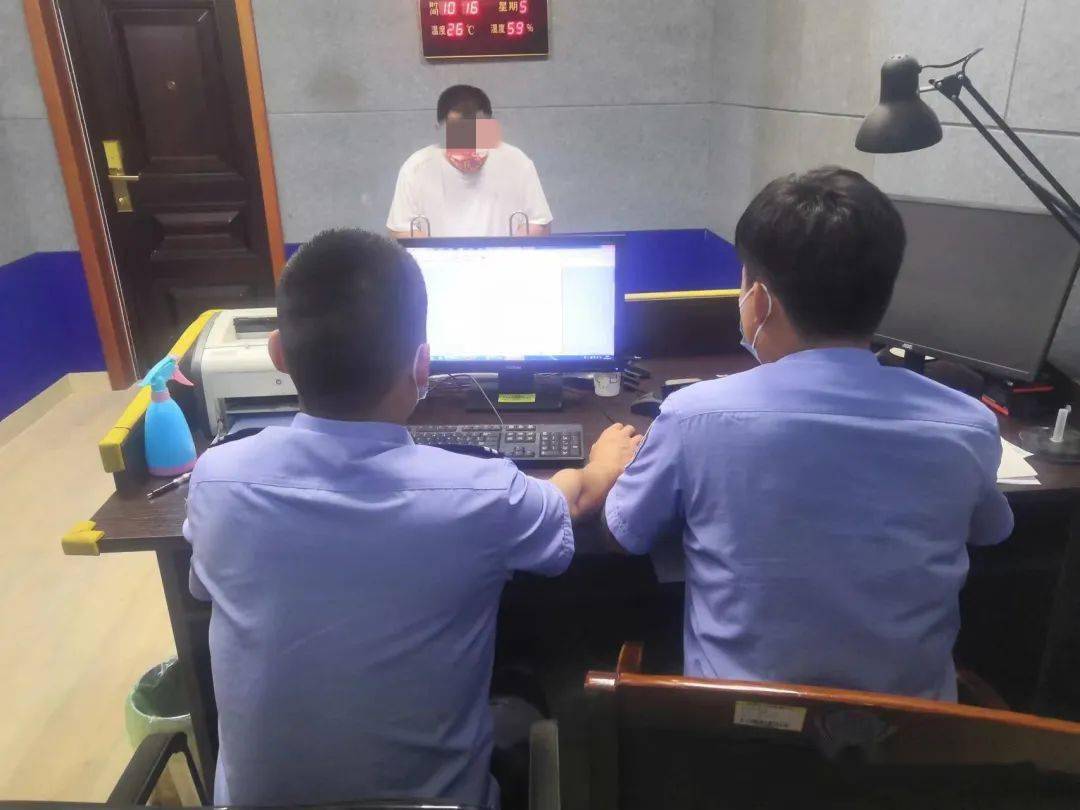 衡水1黑校車超載拉了一車孩子，連校車標牌都沒有！