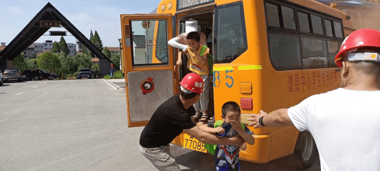 澧縣校車公司強化“安全生產月”開展救援演練活動