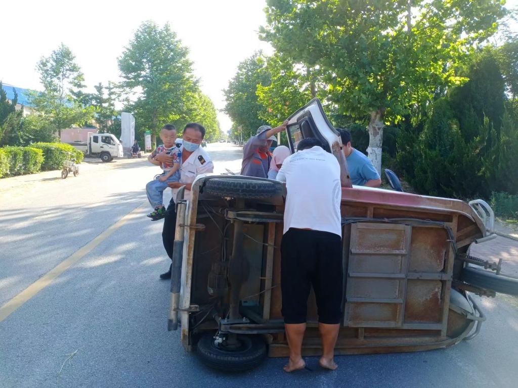 三輪車(chē)不慎側(cè)翻 平度校車(chē)駕照人員暖心救援 三輪車(chē)不慎側(cè)翻 平度校車(chē)駕照人員暖心救援