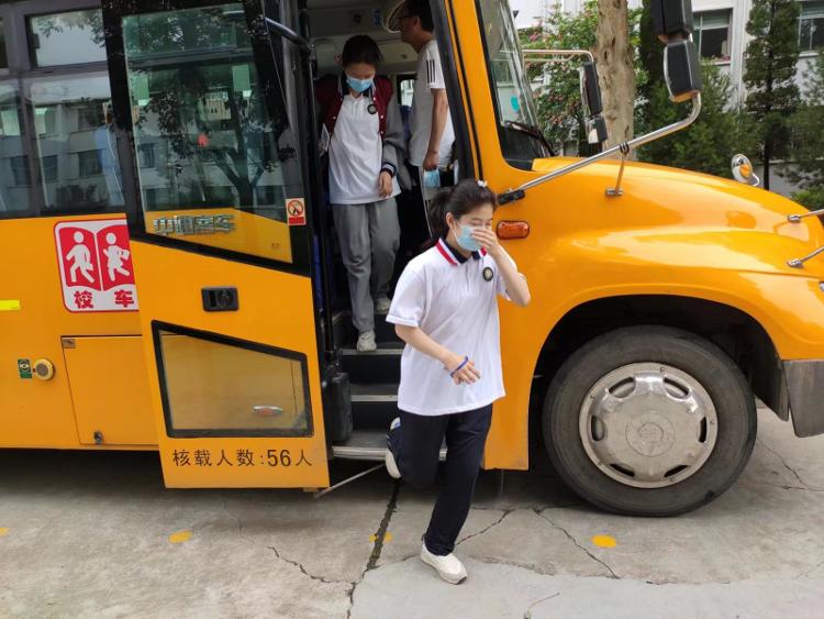 桓臺(tái)縣唐山鎮(zhèn)中學(xué)開展校車事故應(yīng)急疏散演練