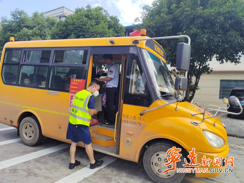 【創(chuàng)建全國(guó)文明城市】寧遠(yuǎn)：“五個(gè)一”織密校園道路交通“安全網(wǎng)”1_副本500.jpg