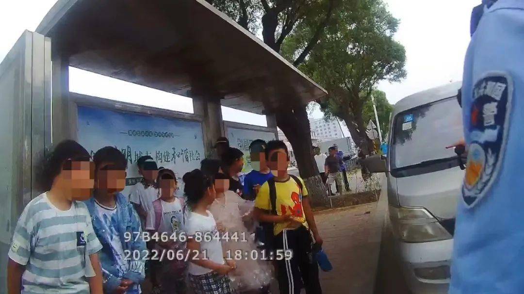 朝陽又現(xiàn)“黑校車” 8座面包車塞了15個(gè)孩子 朝陽又現(xiàn)“黑校車” 8座面包車塞了15個(gè)孩子