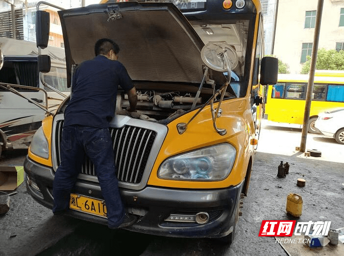 嘉禾：學(xué)生放暑假 校車迎“安檢”