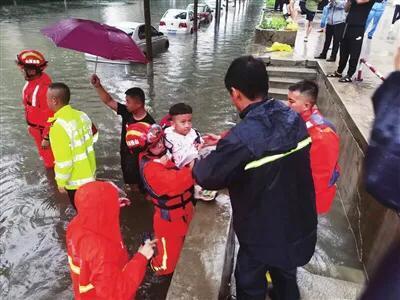 太原一輛校車遇積水被困，車上20多個孩子被轉移至安全地帶