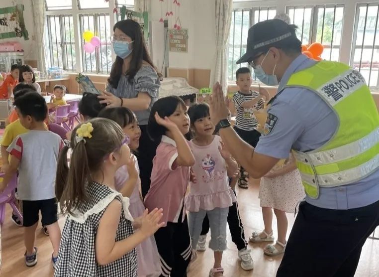 古鎮交警暑假前夕送安全“早餐”，學生、家長都有~