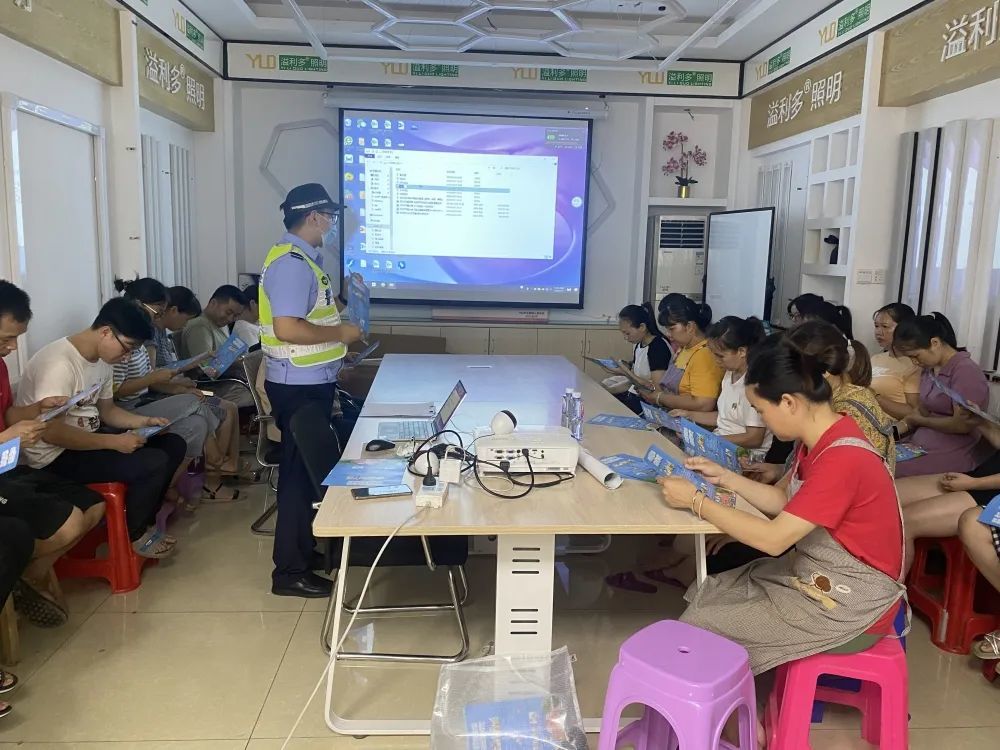 古鎮交警暑假前夕送安全“早餐”，學生、家長都有~