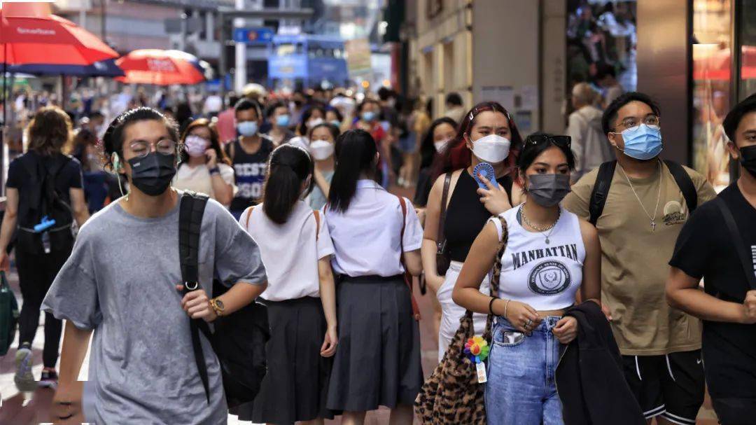 反彈再創新高！香港疫情惡化，“校車群組”擴大，逾2000大廈“淪陷”
