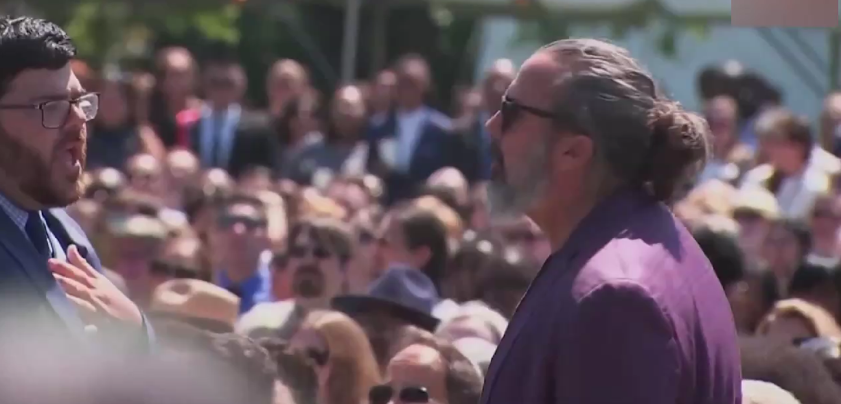 美國反控槍議員克魯茲攤上事！52輛校車擺成一把“槍”堵在家門口