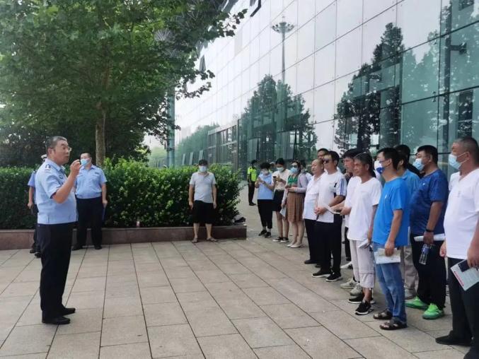 源頭監(jiān)管 | 運(yùn)河區(qū)教育體育局聯(lián)合滄州交警對校車進(jìn)行安全檢查 源頭監(jiān)管 | 運(yùn)河區(qū)教育體育局聯(lián)合滄州交警對校車進(jìn)行安全檢查