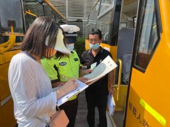 源頭監(jiān)管 | 運(yùn)河區(qū)教育體育局聯(lián)合滄州交警對校車進(jìn)行安全檢查 源頭監(jiān)管 | 運(yùn)河區(qū)教育體育局聯(lián)合滄州交警對校車進(jìn)行安全檢查