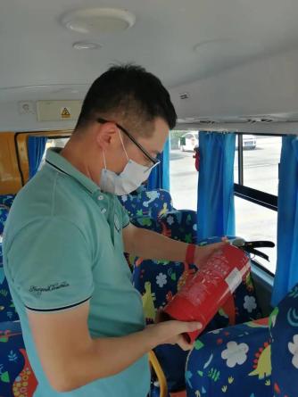 源頭監(jiān)管 | 運(yùn)河區(qū)教育體育局聯(lián)合滄州交警對校車進(jìn)行安全檢查 源頭監(jiān)管 | 運(yùn)河區(qū)教育體育局聯(lián)合滄州交警對校車進(jìn)行安全檢查