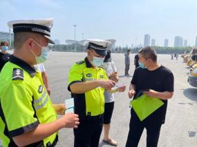 源頭監(jiān)管 | 運(yùn)河區(qū)教育體育局聯(lián)合滄州交警對校車進(jìn)行安全檢查 源頭監(jiān)管 | 運(yùn)河區(qū)教育體育局聯(lián)合滄州交警對校車進(jìn)行安全檢查