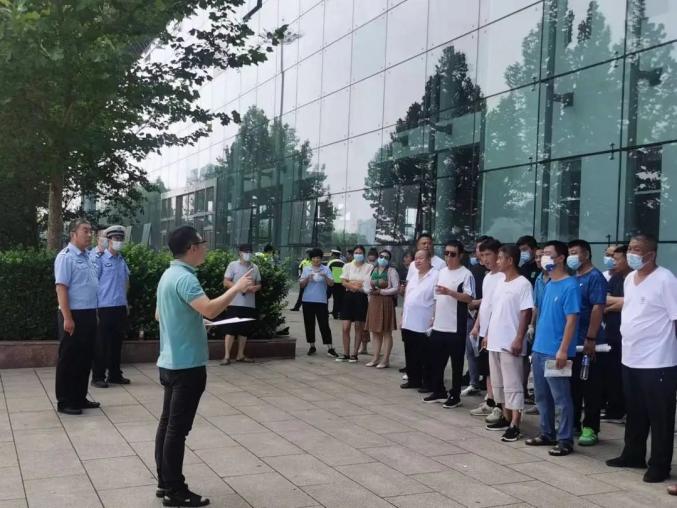 源頭監(jiān)管 | 運(yùn)河區(qū)教育體育局聯(lián)合滄州交警對校車進(jìn)行安全檢查 源頭監(jiān)管 | 運(yùn)河區(qū)教育體育局聯(lián)合滄州交警對校車進(jìn)行安全檢查