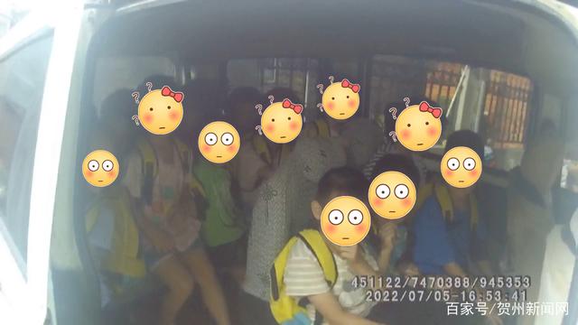 7座車竟載了20人!交警查獲一起未取得校車標牌提供校車服務違法行為 7座車竟載了20人!交警查獲一起未取得校車標牌提供校車服務違法行為