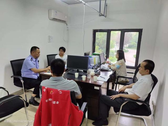 我為群眾辦實事|西安雁塔交警:用“小車位”解決“大問題” 我為群眾辦實事|西安雁塔交警:用“小車位”解決“大問題”