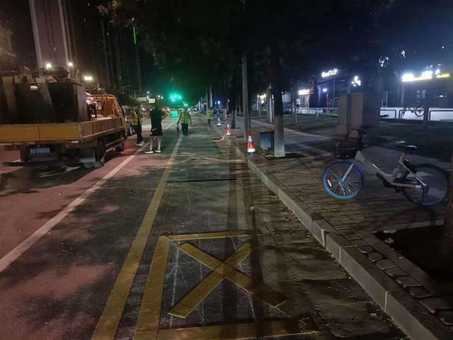 我為群眾辦實事|西安雁塔交警:用“小車位”解決“大問題” 我為群眾辦實事|西安雁塔交警:用“小車位”解決“大問題”