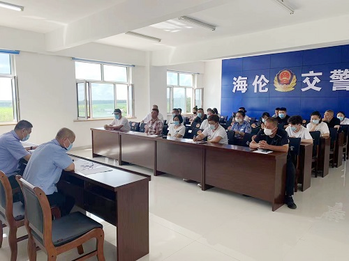 海倫市公安局交警大隊召開約談貨運企業、校車公司負責人會議